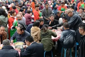 山东农村可不穷，办场流水席豪横至极，喝的酒让外地人都不想走了图片