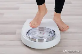 晚上和早上的体重相差多少算是正常的？你有体重焦虑吗？图片
