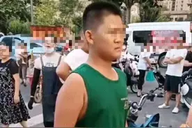 女子摆摊和人发生争执，13岁儿子持刀反击，称：欺负我妈试试？图片