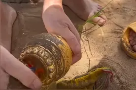 山东爷孙俩在海边捡到金灿灿的瓶子，看清里面的东西后，顿时丢掉图片