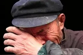 八旬老汉四个儿女，却孤苦伶仃的一个人过年，没人可怜还说他活该图片