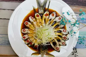 清蒸鱼，先淋酱油还是先浇热油？顺序错了鱼肉不鲜嫩，腥味还重图片