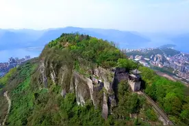 城市头顶的山寨，建于南宋形如磨盘，竟是一座抵御蒙古的军事堡垒图片