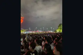香港天后广州举办演唱会，场外聚集近10万人，比周杰伦演唱会夸张图片