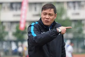 国足第一后卫范志毅，一记鱼跃冲顶成经典，退役多年后任教练图片