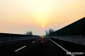 2022：时代的一粒尘埃落到每一个人身上都是不能承受之重图片