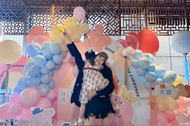 孙怡离婚后独自为女儿庆生，单手抱5岁大福母爱满满，母女超温馨图片