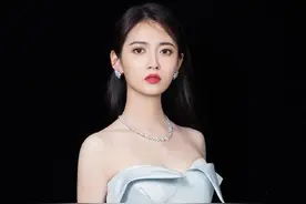 现在女明星都喜欢练肌肉吗，陈钰琪穿礼服，露出二头肌不比男人差图片