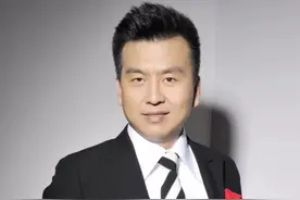 央视主播张泽群：曾与董卿传绯闻，55岁老来得子，幸福背后有泪水图片