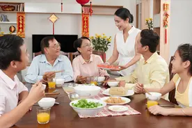 “你是外人，不配上桌”大姑姐说完，老公掀翻了6小时做的年夜饭图片