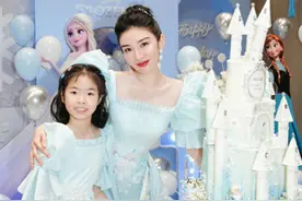 黄奕女儿10岁生日宴曝光，戴血氧夹引担忧，和妈妈穿公主服似姐妹图片