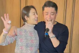 林心如晒照庆47岁生日，与霍建华贴脸自拍显亲密，牵手搂抱好恩爱图片