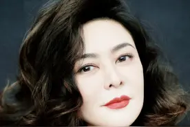 不愧是香江第一美女，61岁的关之琳拍时尚大片，美背玉腿太吸睛图片