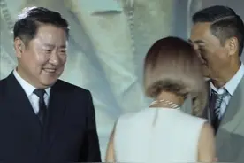 周润发太尴尬！身旁发嫂手挽富豪于冬显亲密，夫妻零互动笑容僵硬图片