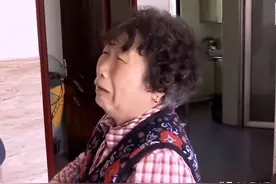 儿子新婚之夜母亲非要住婚房，被赶出家门14年，邻居：母亲太强势图片
