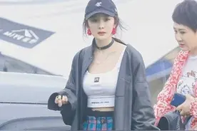 杨幂身材是真的好，穿露脐背心配阔腿裤露营，显身材又洋气图片