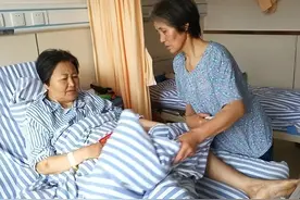 东北姑娘出车祸成植物人，被家人放弃扔医院，女护工无偿照顾17年图片