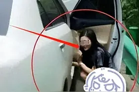 性感美女堵车尴尬一幕，公开尿尿引围观，交警严惩！图片