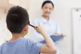 7岁女孩近视150度，花了一周终于查出原因图片