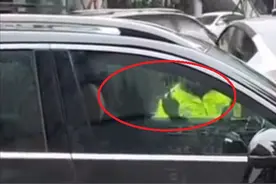 奔驰男违章停车堵路，交警劝其驶离遭怒吼：“你管我！” 网友：直接拖走！ 律师：拖车有法可依图片
