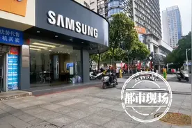 三星手机维修后出现一条白线 消费者怀疑用了“翻新屏”图片