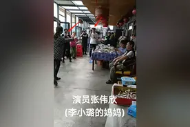 李小璐妈妈跳舞引发围观！混血长相配一双细腿，穿4万外套太贵气图片