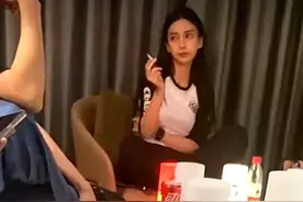 Baby私下会友遭出卖，盘腿抽烟视频被放上网，偷拍者就坐在她对面图片