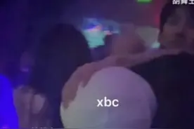 22岁男星现身夜店，与多位美女热舞玩至深夜，还亲密接触贴耳交流图片