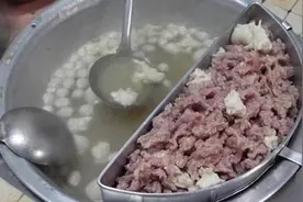 福建用鲨鱼制作的小吃，9元一碗全是肉，环境破旧却人气满满图片