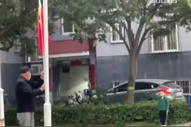 一代代的传承！爷爷陪孙子练习升降旗仪式，庄重而又严肃图片