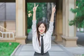 小伙子向女友求婚，女友却放鸽子没来，不想她妹妹向小伙子表白？图片