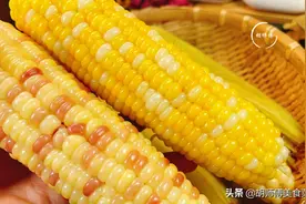 煮玉米时，不能只用清水煮，多加这2样东西，玉米又香又甜又软糯图片