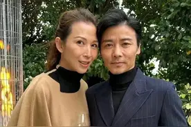 蔡少芬张晋生图曝光，这才是50岁夫妻的真实状态！图片