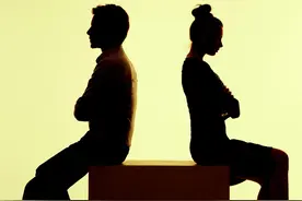 人如果越来越沉默寡言，不喜欢交流，往往是因为这几个原因图片