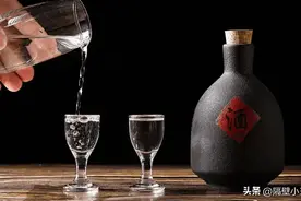 喝完酒后头疼，究竟是人的问题，还是酒有问题？看看行家怎么说？图片