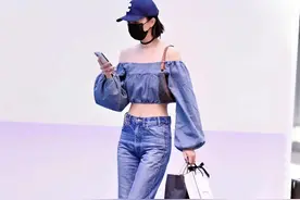 紧身短款上衣+牛仔长裤 基础款搭配出超高回头率图片