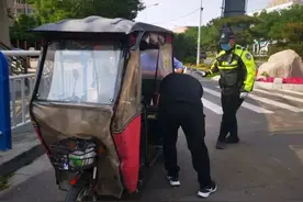 电动三轮车违法加装雨篷，请尽快拆除图片