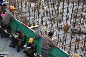 心酸：当一个中年男人满眼血丝的跪在我面前，我明白了男人的意义图片