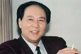 1989年古月受邀参加国宴，杨白冰上将打了个招呼，吓得他连忙站起图片