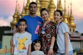 赵文卓全家低调出游，5岁女儿黏保姆，10岁儿子身高猛长神似爸爸图片
