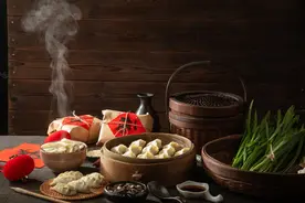 与家人共享饺子的迷踪调制图片