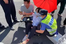 赞！南安女城管单腿跪地20分钟视频刷爆朋友圈图片