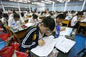 高中一年用掉300多根笔，研究生考上清华大学，父母却惭愧至哽咽图片
