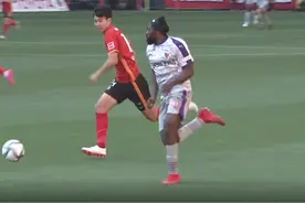 1-1！J联赛门将现重大失误，将球扑进自家球门，大连旧将临危救主图片