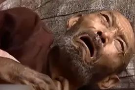 75岁老人睡在猪圈里，想在临终前吃顿肉，独生女却住在2层小洋房图片