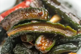 腌黄瓜，用盐杀水就错了，老师傅教了2招，黄瓜嘎嘣脆，太下饭了图片