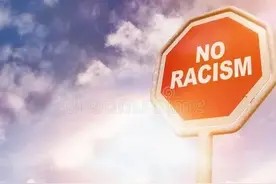 一女生在遭受种族歧后霸气回击，致种族歧视者崩溃大哭图片
