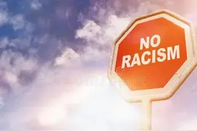 一女生在遭受种族歧后霸气回击，致种族歧视者崩溃大哭图片