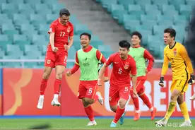 团结就是力量！国青替补席和场上球员心在一起图片