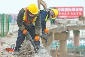 乌鲁木齐小地窝堡互通立交一个匝道口 加固维修图片